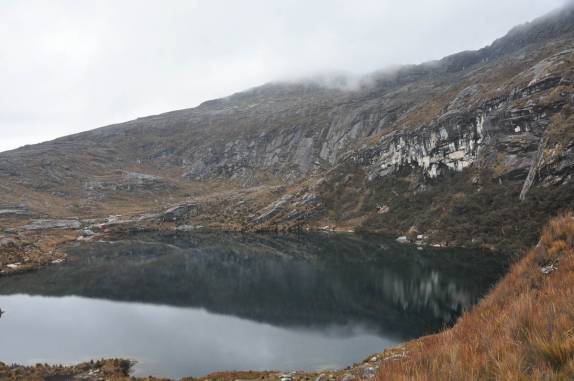 Lagunas com águas mais escuras do outro lado do paso, no último dia do trekking Santa Cruz, na Cordillera Blanca, região de Huaraz - Peru